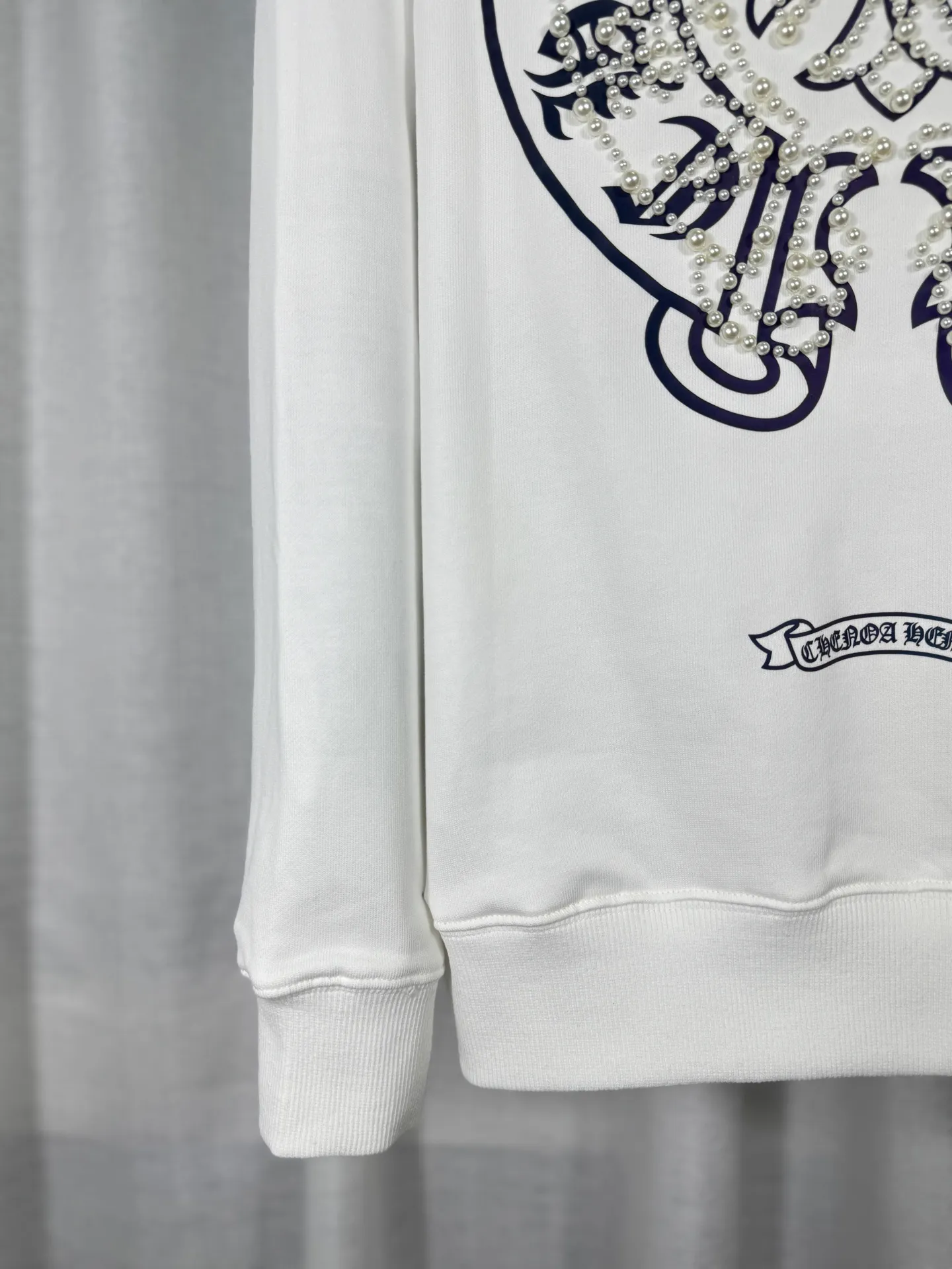 P250 top version, real shot without P, ​​different from market currency) 𝗖𝗵𝗿𝗼𝗺𝗲 𝗛𝗲𝗮𝗿𝘁𝘀/Cro Heart 2025 Reflective Embroidered Beads Compass Embroidered Autumn and Winter New Original Counter American Laser Burnt 3D Pearl Embroidered Couple Casual Sweater 👑The highest version! Customized fabric 420g tripe terry fabric! American acid-washed and distressed original fabric laser burnt ✟appliqué embroidery and exquisite embroidery of letters! The best-selling model in the counter, very comfortable to wear. Accessories: original molded and authenticated collar label➕100% silk wash label. Genuine purchase-grade original hangtag➕matching hanging rope➕3D hanging beads➕original packaging bag. Craftsmanship: The original version has consistent wiring! The highest version of the armhole matching technique! Color: Black White Size: S M L XL Style No.: 9315